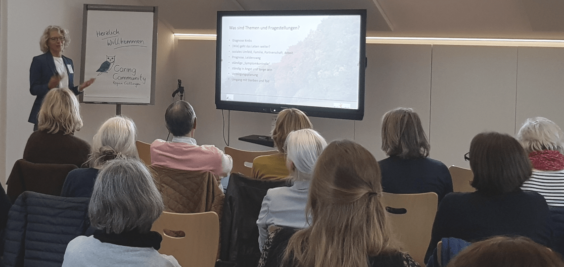 Präsentation vor interessiertem Publikum.